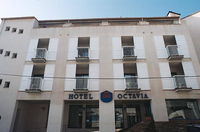Hotel Octavia Кадакес Екстериор снимка